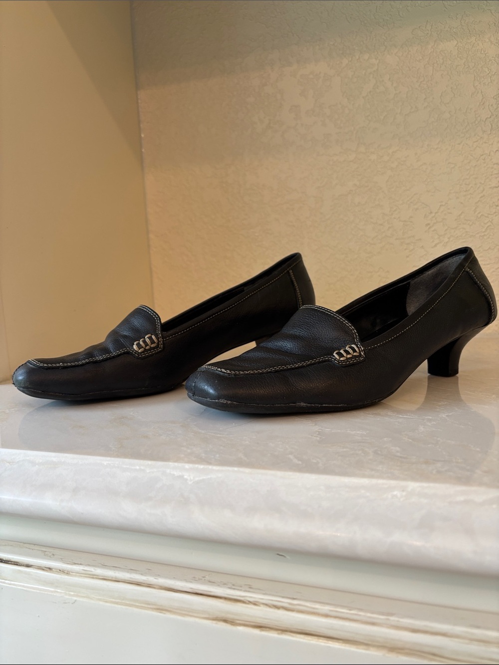 A2 by Aerosoles Classic Black Women's Leather Kitten Heel Loafers 9 - Picture 4 of 10